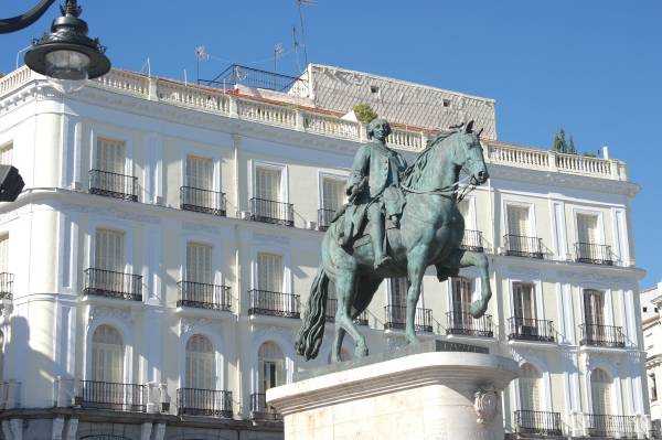 Kral III. Carlos'un heykeli - Puerta Del Sol - Madrid