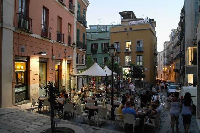 Cagliari merkezde restaurantlar ve caféler