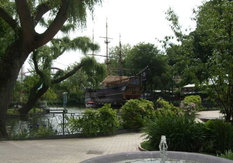 Kopenhag - Tivoli Bahçelerinde bir korsan gemisi