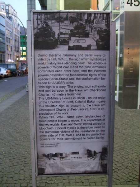 Berlin Duvarı'nın tarihçesini anlatan bir pano