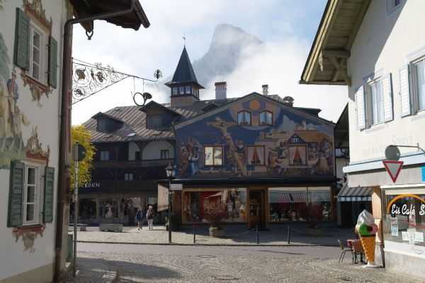 Oberammergau - Heinzeller Evi ve arka fonda Kofel Dağı