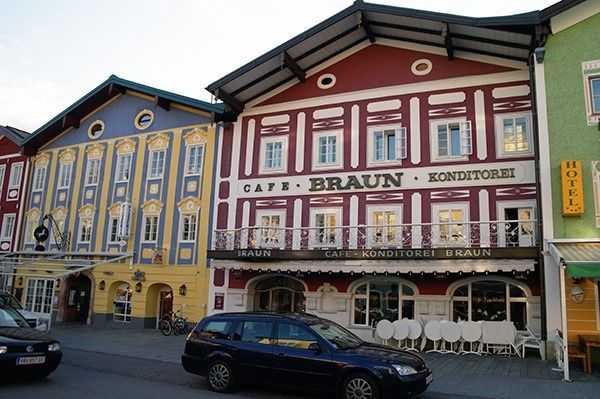 Mondsee merkezdeki rengarenk binalar