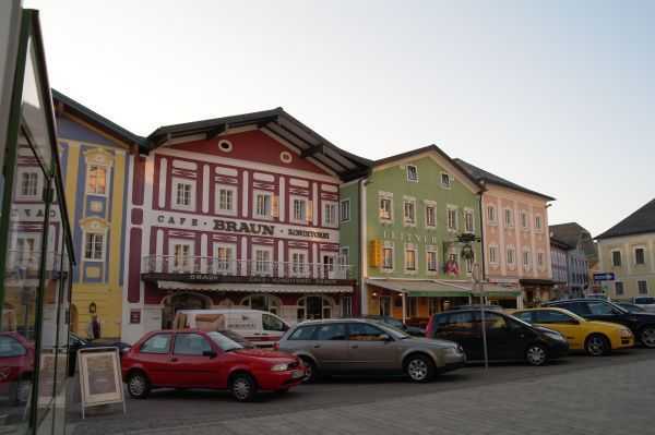 Mondsee merkezdeki rengarenk binalar