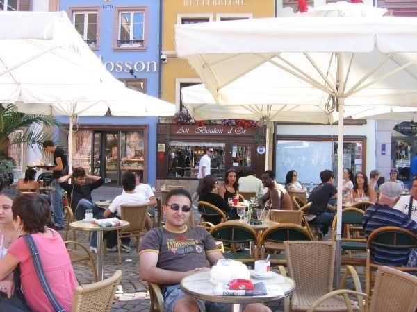 Place de la Reunion Meydanında bir kafe keyfi - Mulhouse