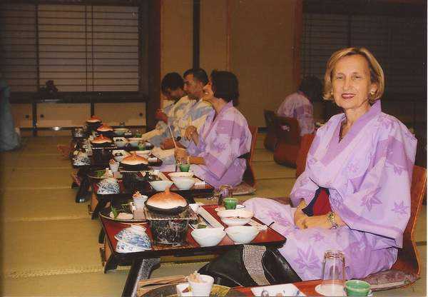 Geleneksel Japon otelinde yemek sofrası