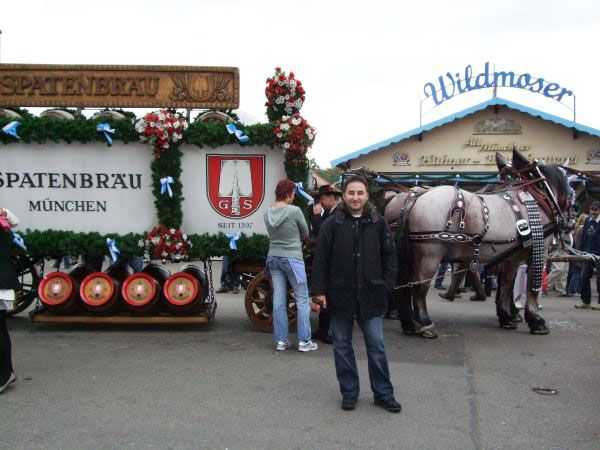 Oktoberfest Alanına gelmiş atlı arabalar