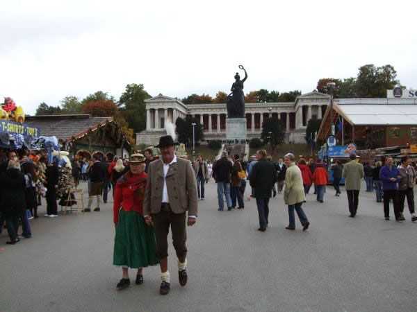 Oktoberfest festival alanında geleneksel giysiler giymiş bir çift