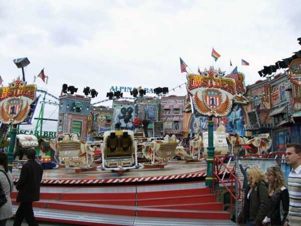 Oktoberfest festival alanında lunaparktakine benzer seçenekler