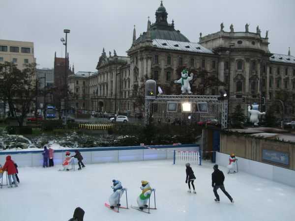 Karlsplatz Meydanındaki buz pisti