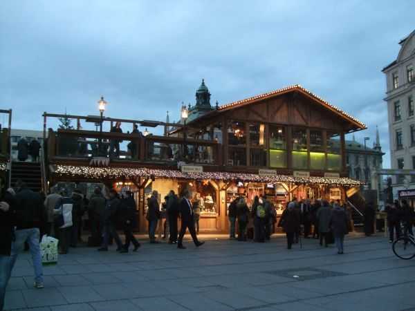 Karlsplatz Meydanı - Yeme-içme standları