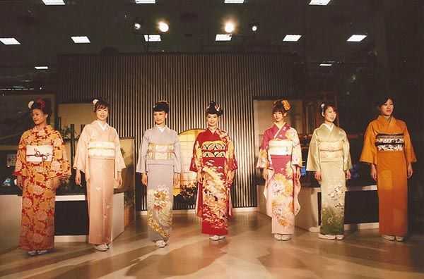 Kyoto El Sanatları Merkezinde kimono gösterisi
