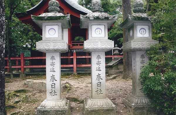 Nara Kasugo Taisi tapınağında ruhları aydınlatan fenerler