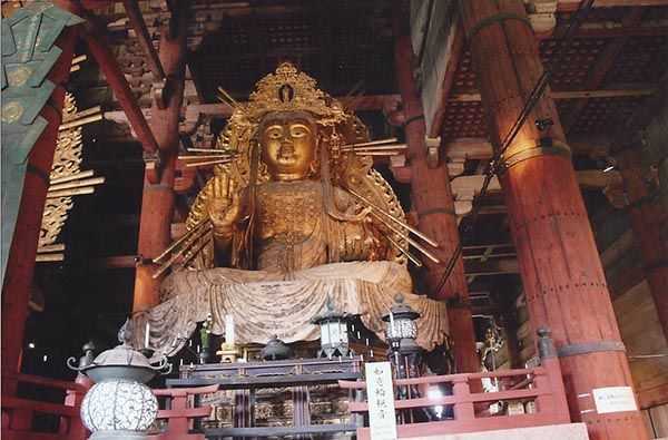 Nara Todai Ji Budist tapınağında altın Buda heykeli