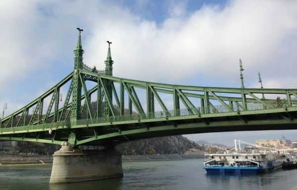 Budapeşte'nin adı da kendi de güzel Freedom Bridge'i