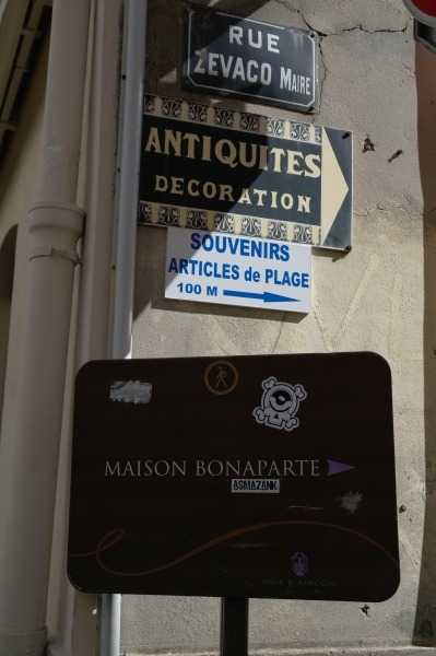 Maison Bonaparte'ı gösteren tabelalardan biri