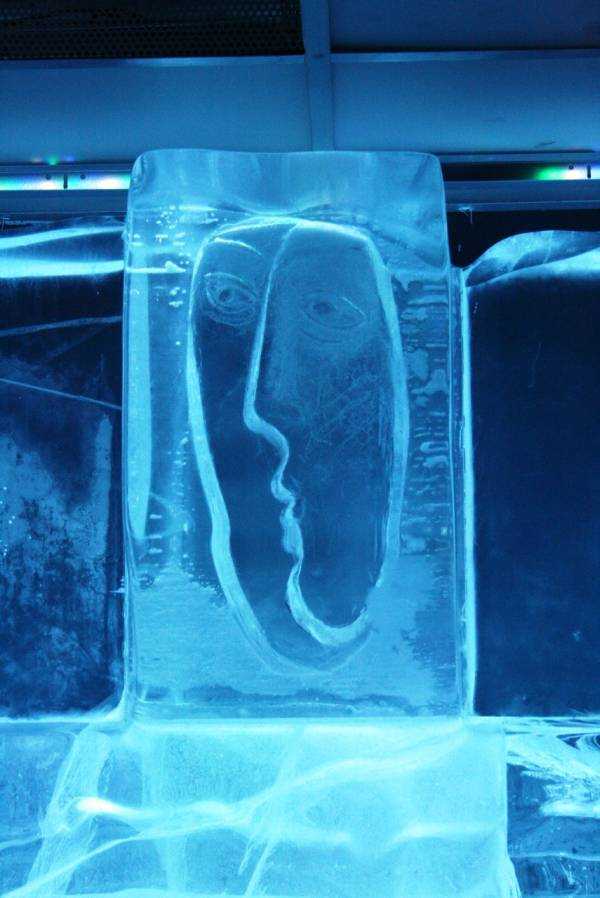 Nordic Ice Hotel – Ice Bardaki buzdan heykellerden biri…