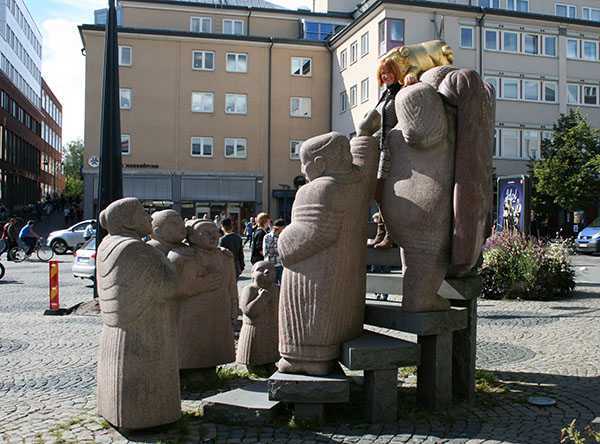 Norrköping Fräcka Fröken kafeteryası önündeki Buda heykelleri…