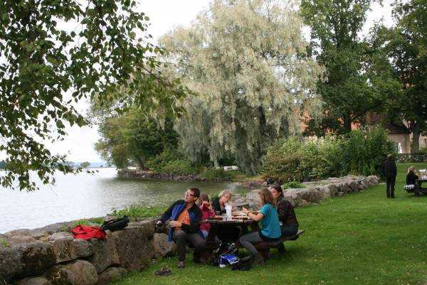 Vättern gölü kenarındaki Vadstena kenti piknikçileri…