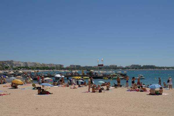 Cannes Halk Plajı -  Arka fonda La Croisette 