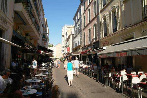 Rue d'Antibes'den La Croisette'e inen sokaklardan biri