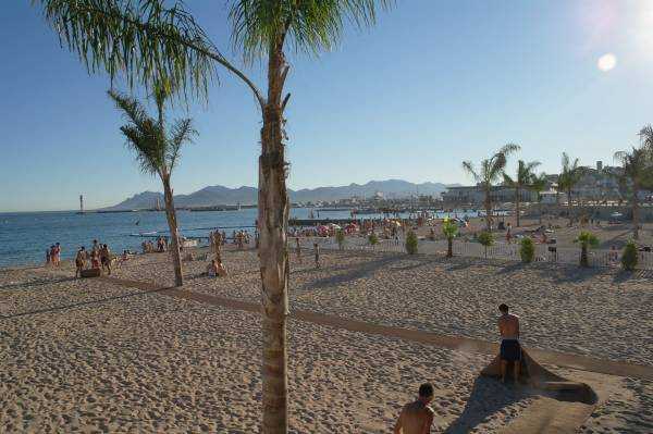 Cannes Plajlarında oldukça geniş bir kumsal alan bulunmakta...