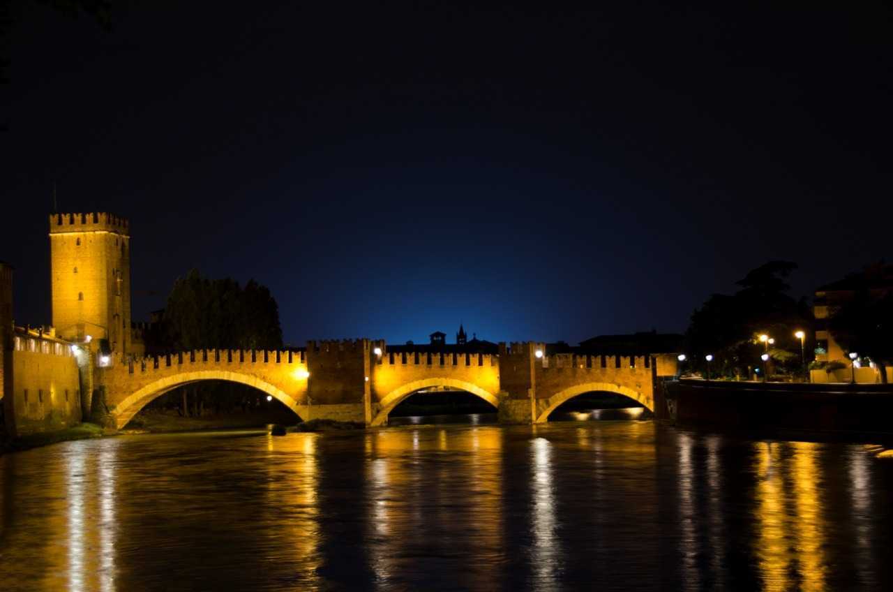 Verona’nın otelimizin yakınlarından gece manzarası  - Ponte Scaligero - Ortaçağda savunma amaçlı kullanılan  Ponte Scaligero 2. Dünya Savaşında Alman orduları tarafından geçişi engellemek için yıkılmış ancak sonra harika gün batım manzarasından mahrum kalmak istemeyen yerel halk tarafından yeniden inşa edilmiştir …