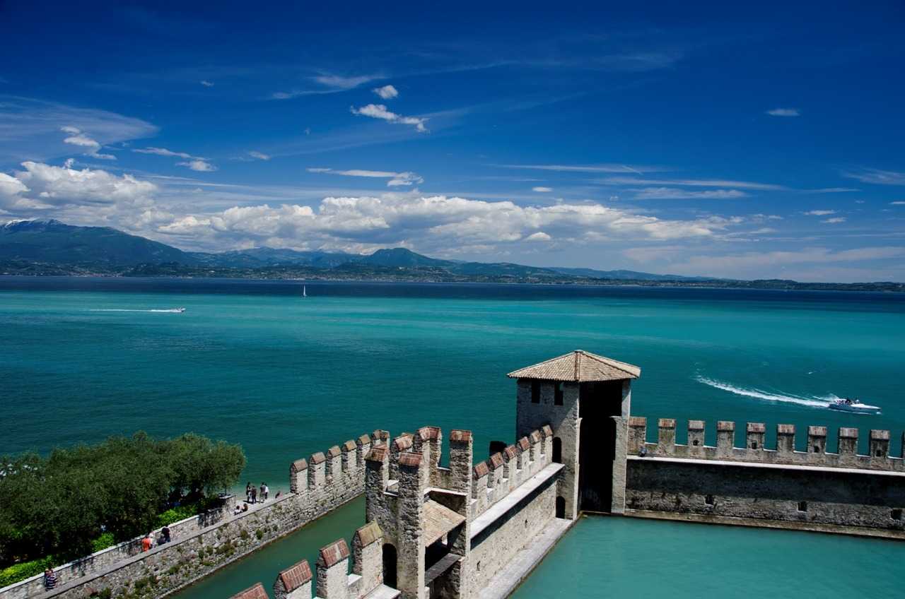 Garda Gölü Verona’dan araba ile yarım saat uzaktıkta…