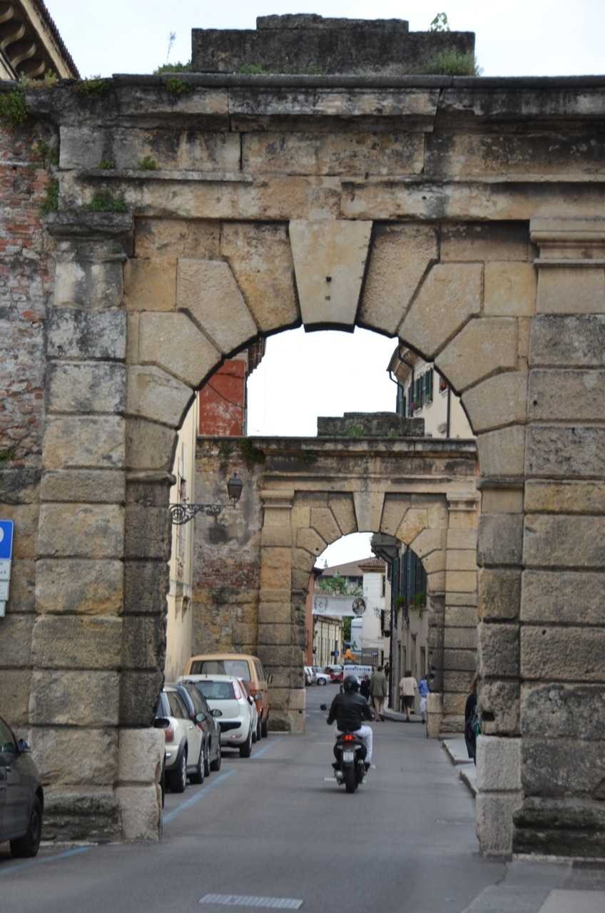 Verona’da Tarihi Kentin her yerinde görebileceğiniz Roma dönemi kemerlerinden biri…  
