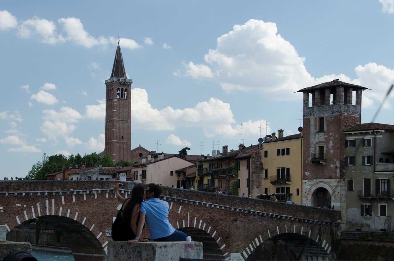Ponte Pietra’da selfie çeken âşıklar - Verona