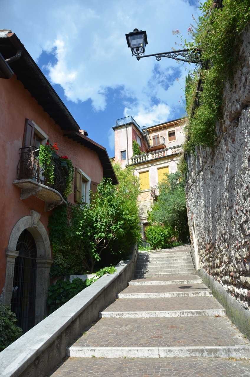 Chiesa di Santo Stefano yanındaki merdivenli yol Scalone Castello S.Pietro…