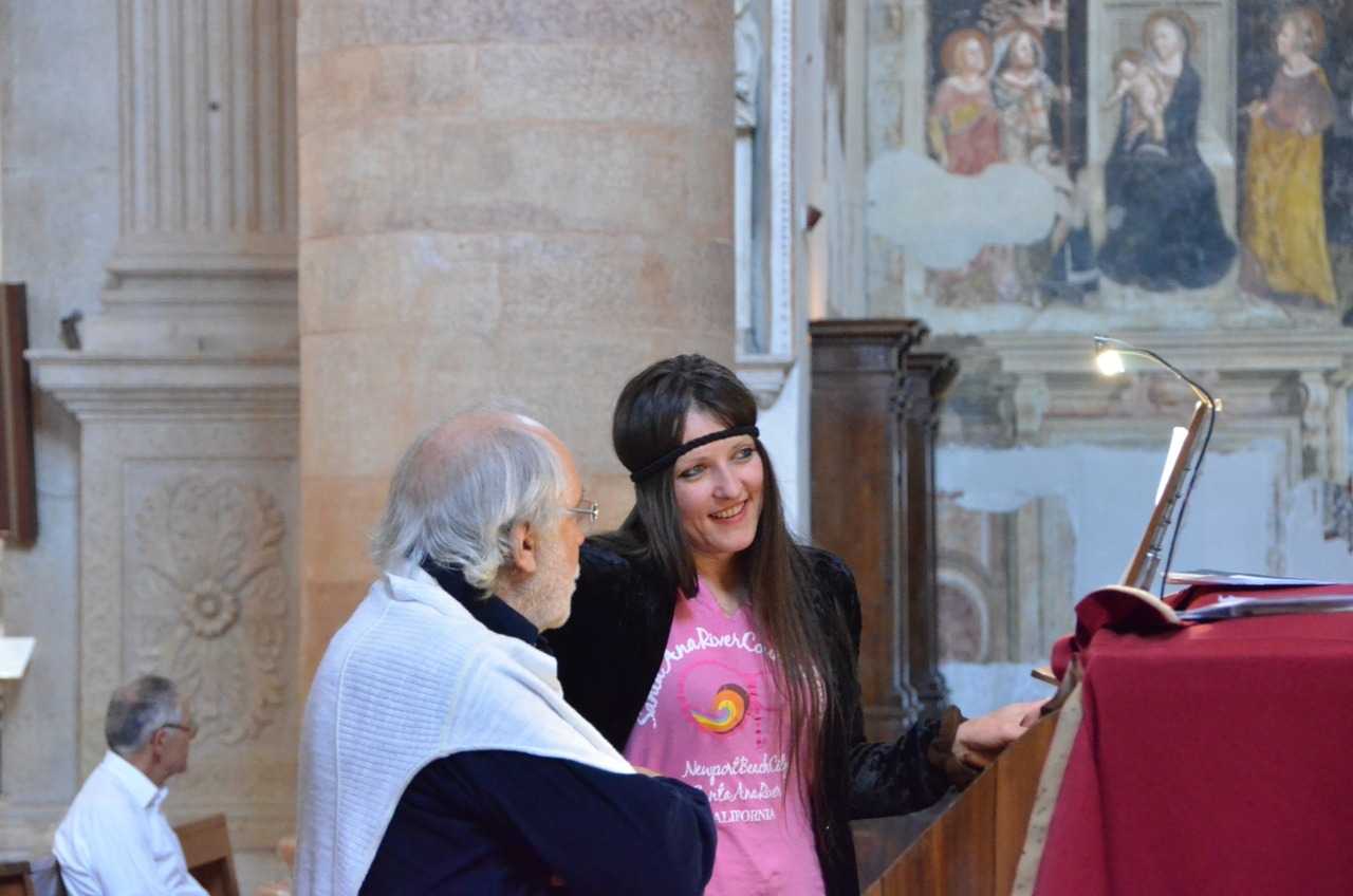 Basilica di Sant'Anastasia – İlahi provası yapan nefis sesli bayan. Sesi insanın ruhuna işliyor… 