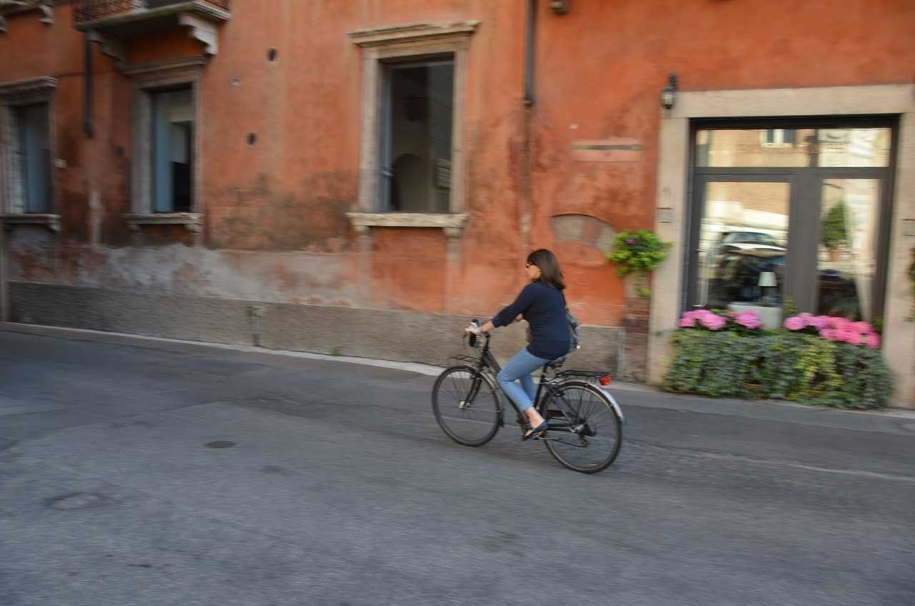 Duomo yolunda bir bisikletli…