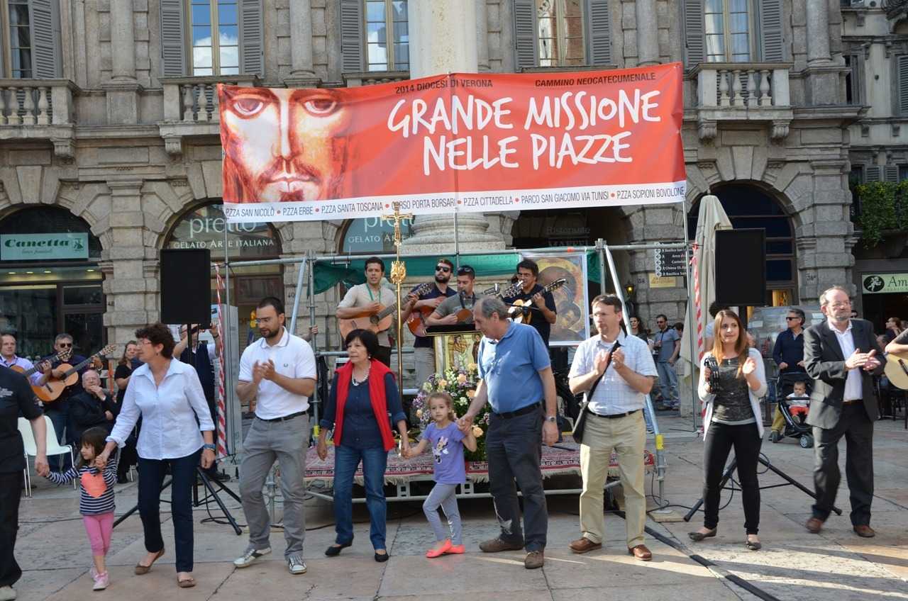 Piazza Erbe meydanında dini müzik ile dans eden yerel halk…