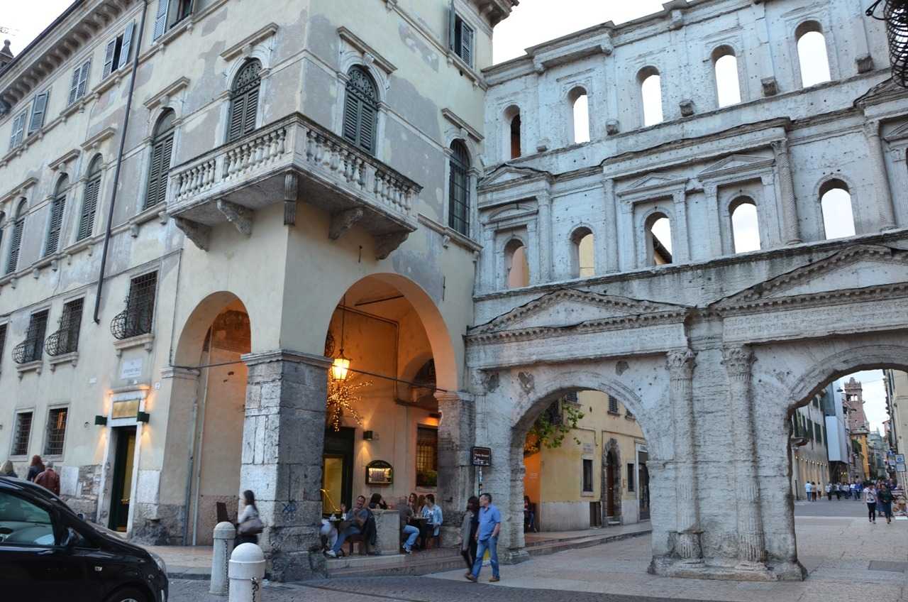 Roma döneminden kalma Porta dei Borsari ve yanındaki favori kafeteryamız Caffe Rialto… 