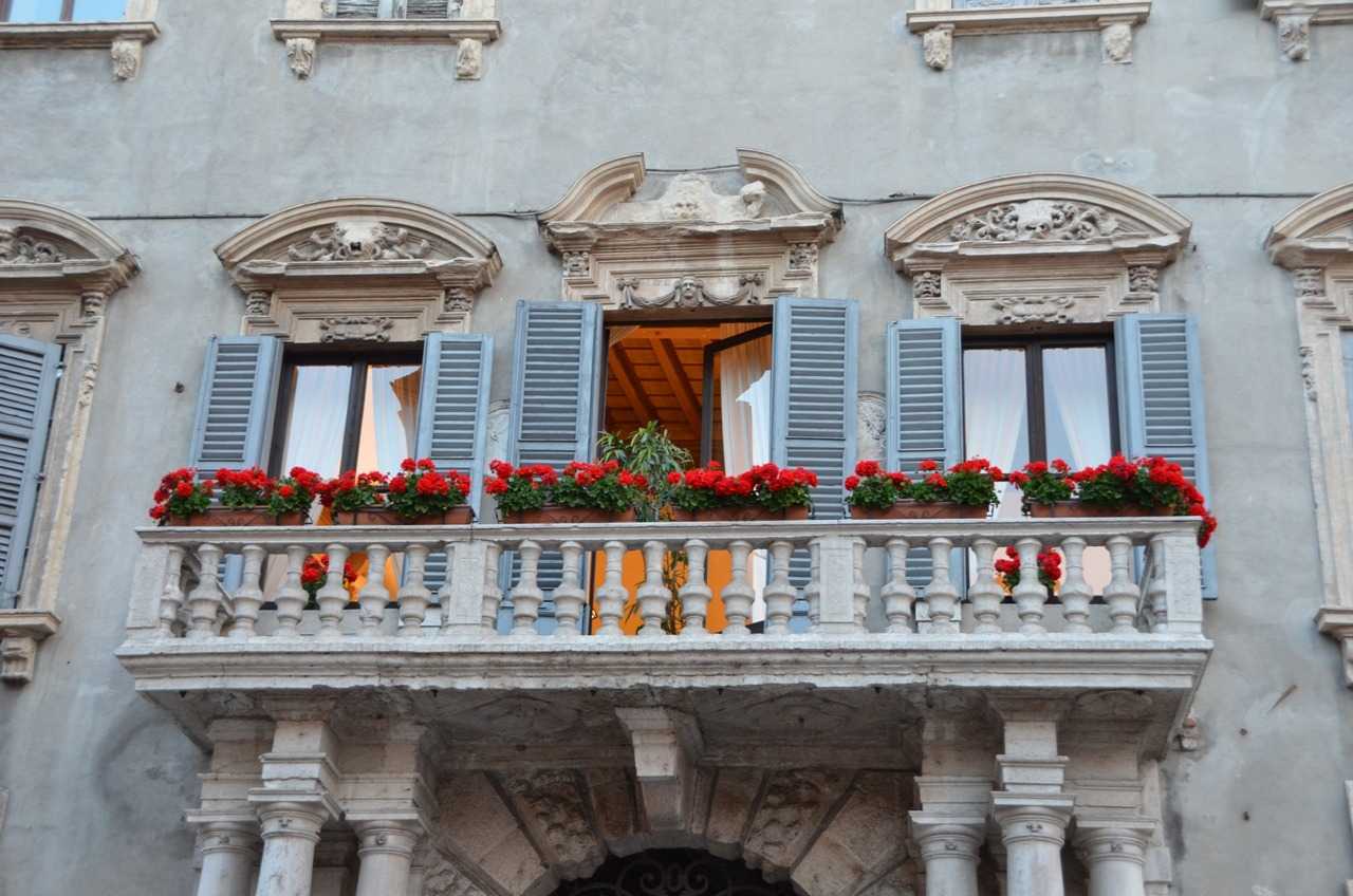 Porta dei Borsari bölgesinden bir pencere detayı…