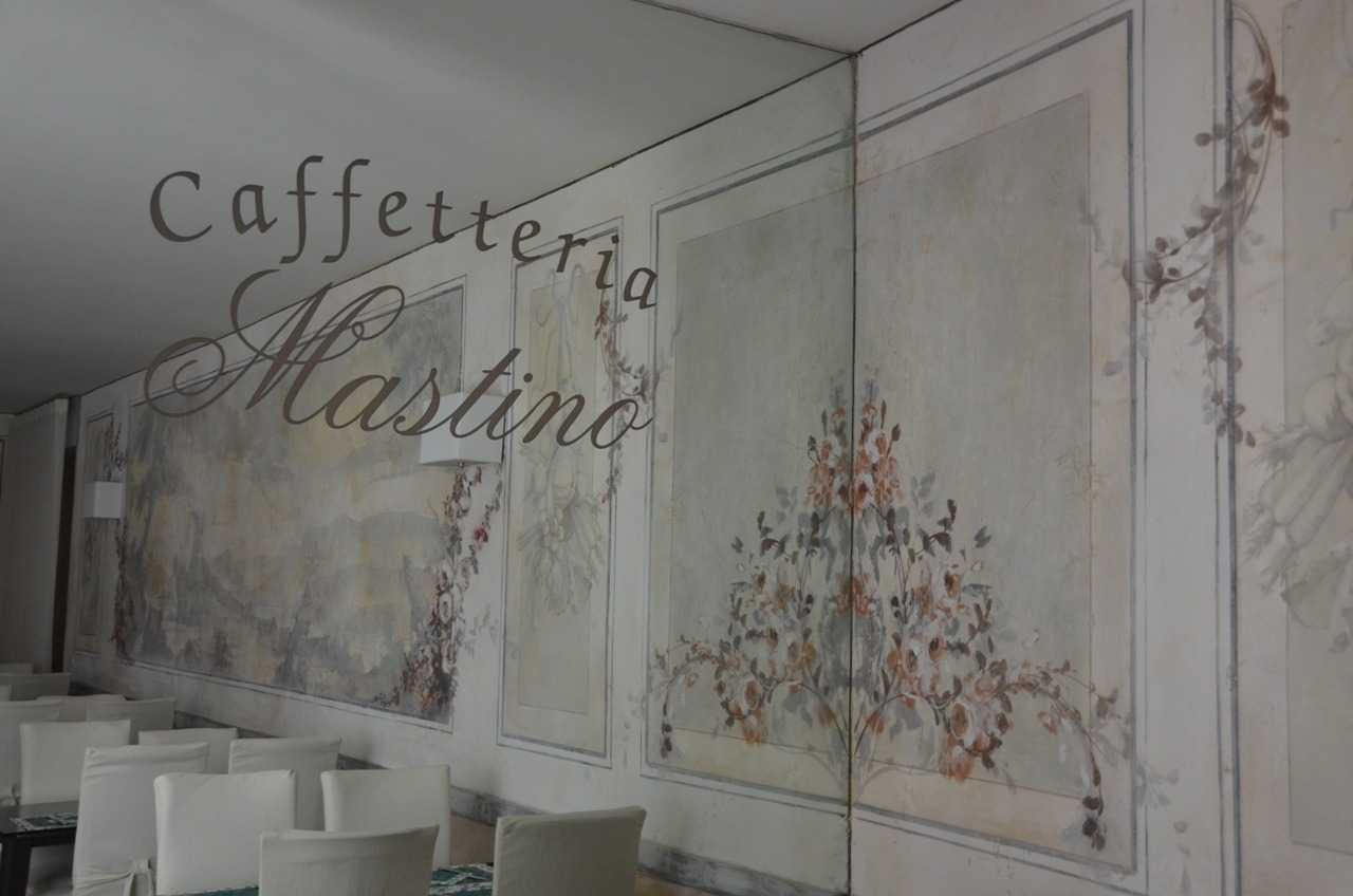 Hotel Mastino’nun duvar kağıdı ile kaplanmış gibi görünen ama tamamen boyama olan kahvaltı salonu duvarları…
