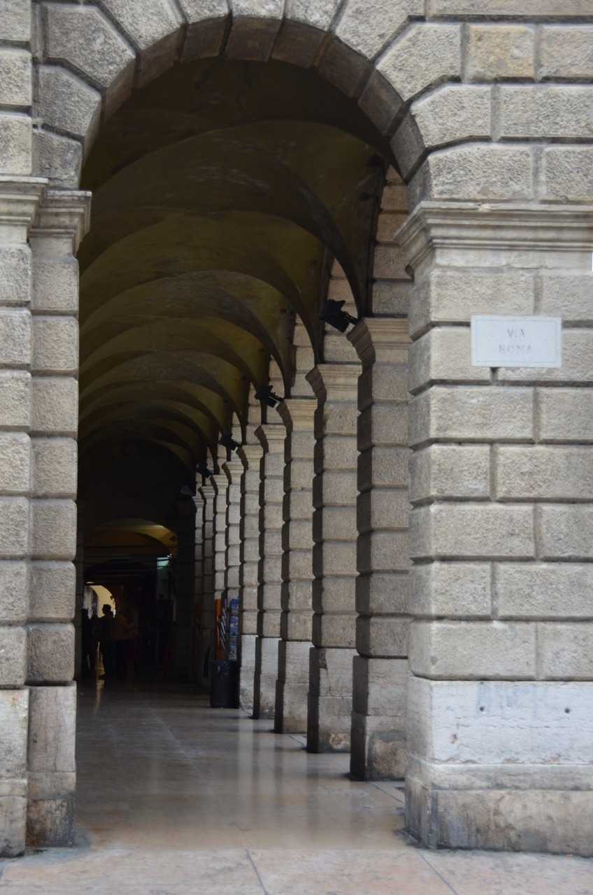 Verona’da sıkça karşınıza çıkan kemerli kaldırımlardan biri… Via Roma Caddesi…