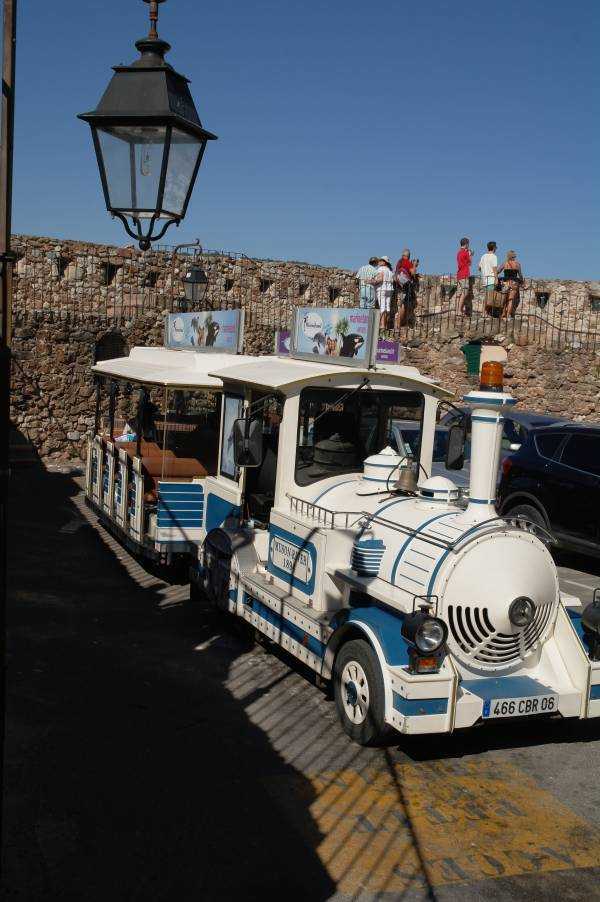 Kalenin önünde mola veren turist treni "Petit-train"