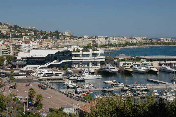 Cannes Limanı'na, Festival Binası'na ve Casino'ya tepeden bakış...