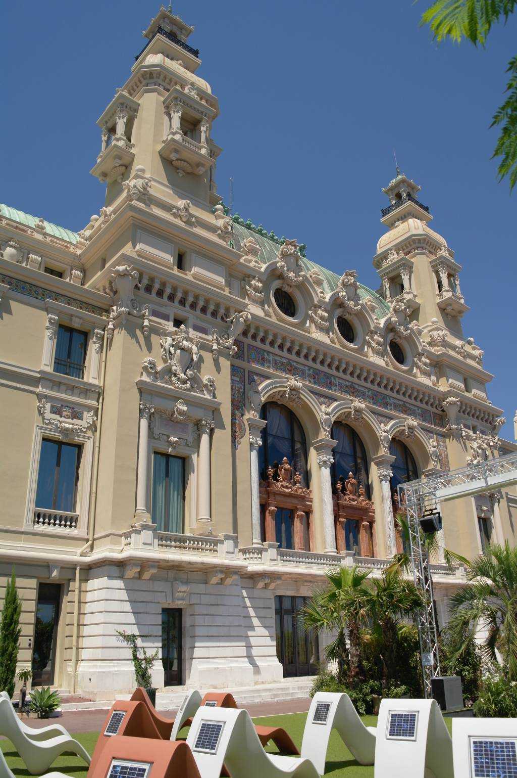 Monte Carlo Opera Binasının bahçesi