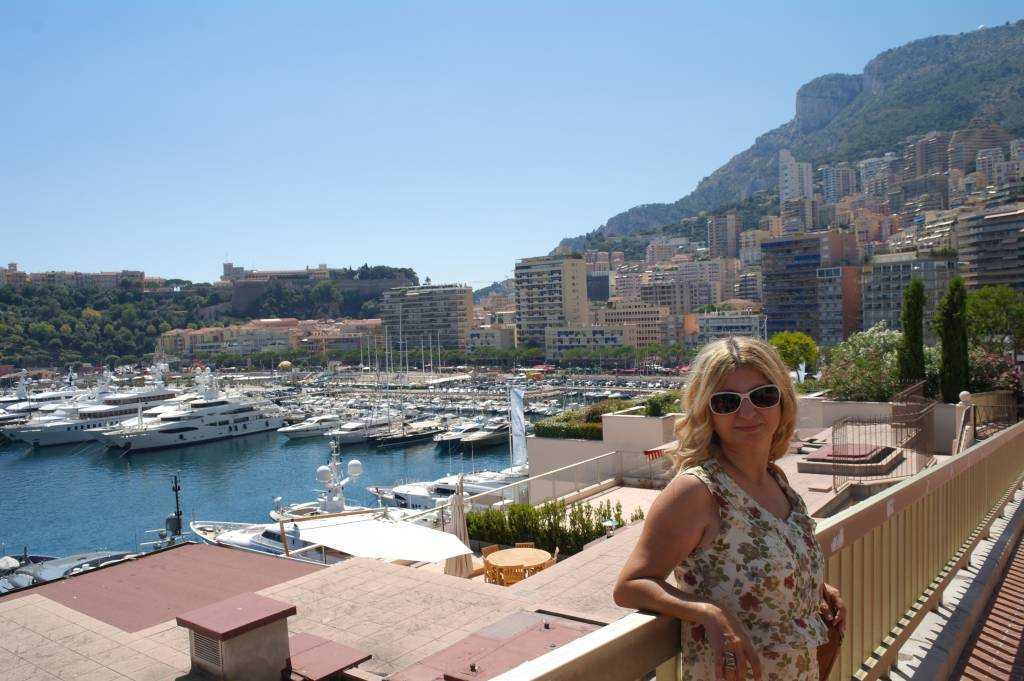 Monte Carlo yokuşunda, Avenue d'Ostende caddesinden Port Hercule Limanına  bakış...