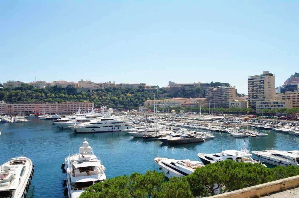 Port Hercule ve limana bakan muhteşem konumuyla tepede Monako Sarayı