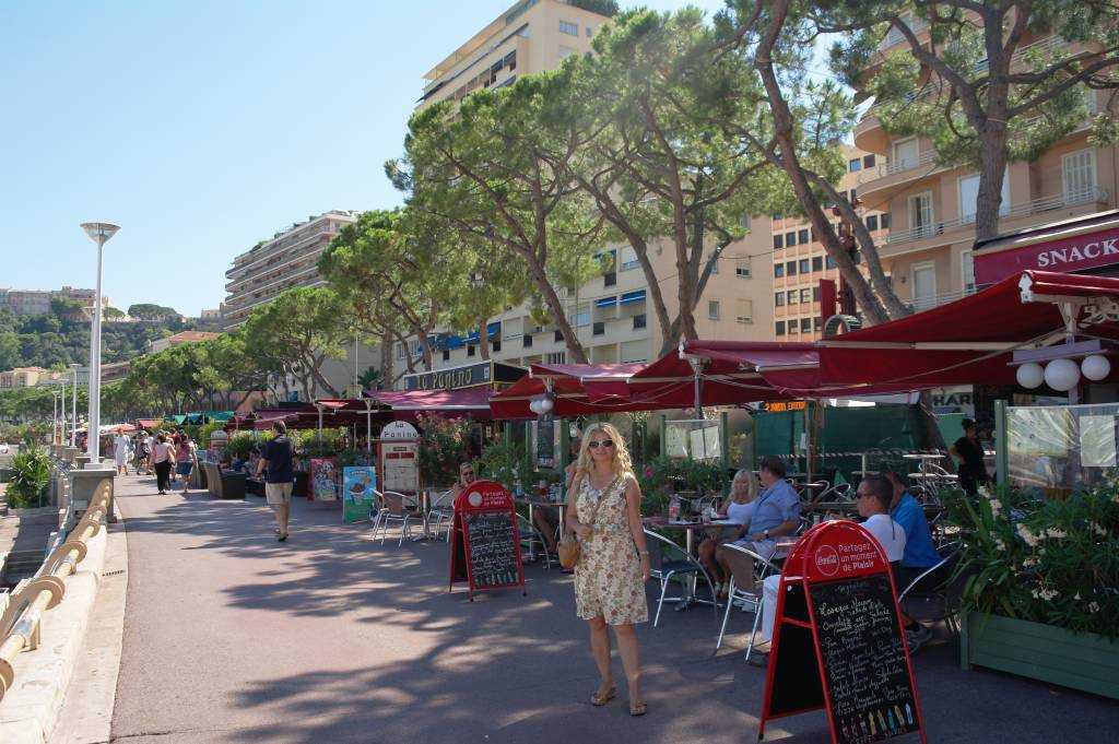 Port Hercule boyunca sıralanmış şirin kafe ve restoranlar