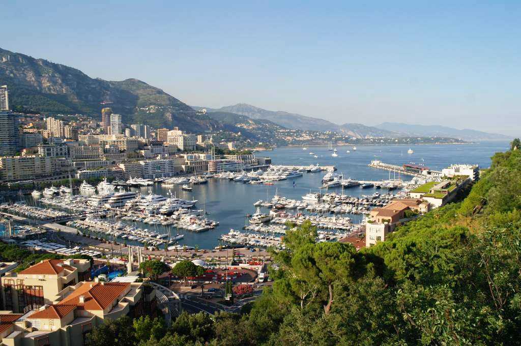 Tepedeki Monako Sarayı'ndan Port Hercule manzarası