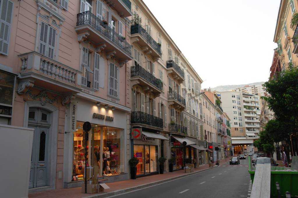 Rue Grimaldi alışveriş caddesi