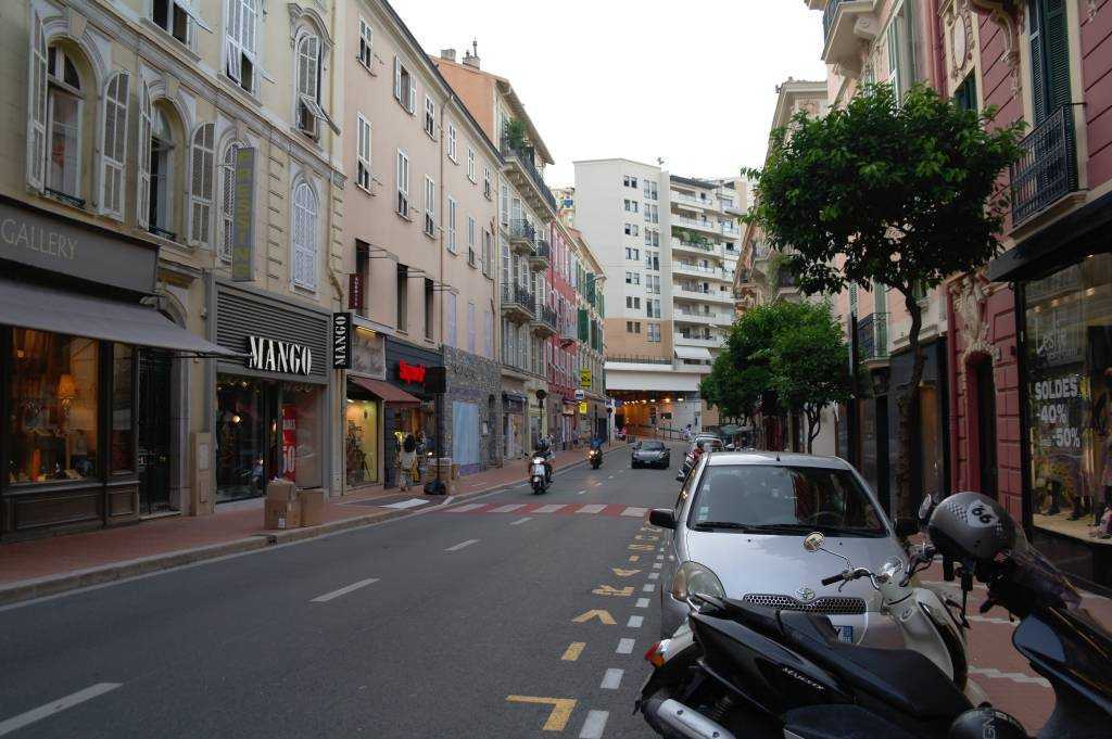 Rue Grimaldi alışveriş caddesi