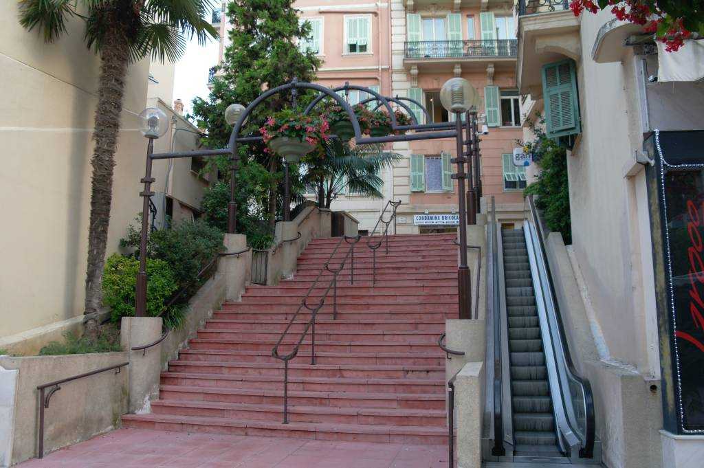 La Condamine sokaklarında  yuruyen merdiven