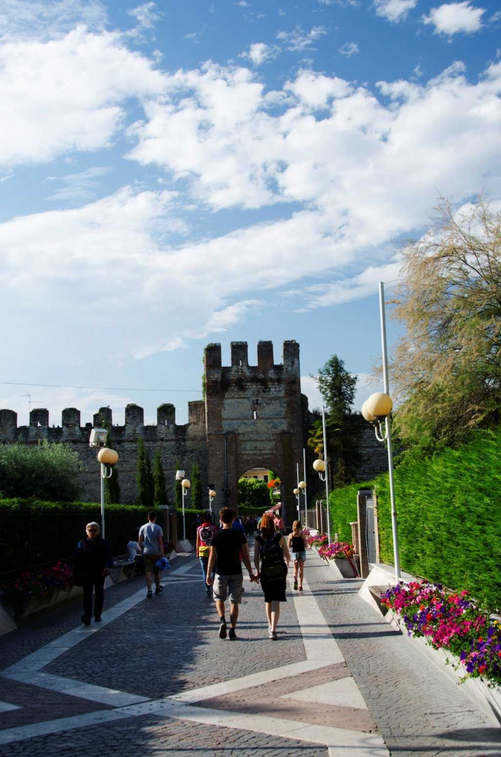 Castello Scaligero di Lazise Kalesinden kente giriş – Lazise - Garda Gölü…