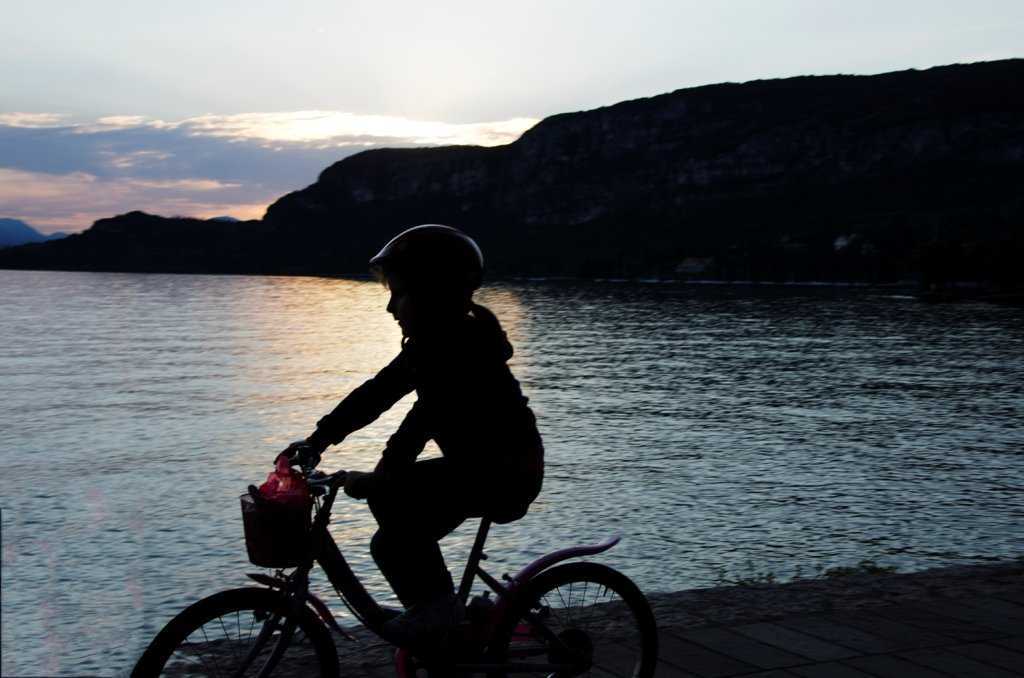 Garda Kasabasının göl kıyısı bisikletlilerin favori adresi…