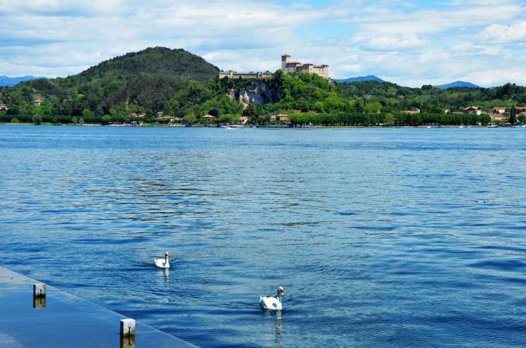 Arona’nın “La Rocca Borromeo di Angera” adlı ortaçağ kalesinin göl kıyısından manzarası…